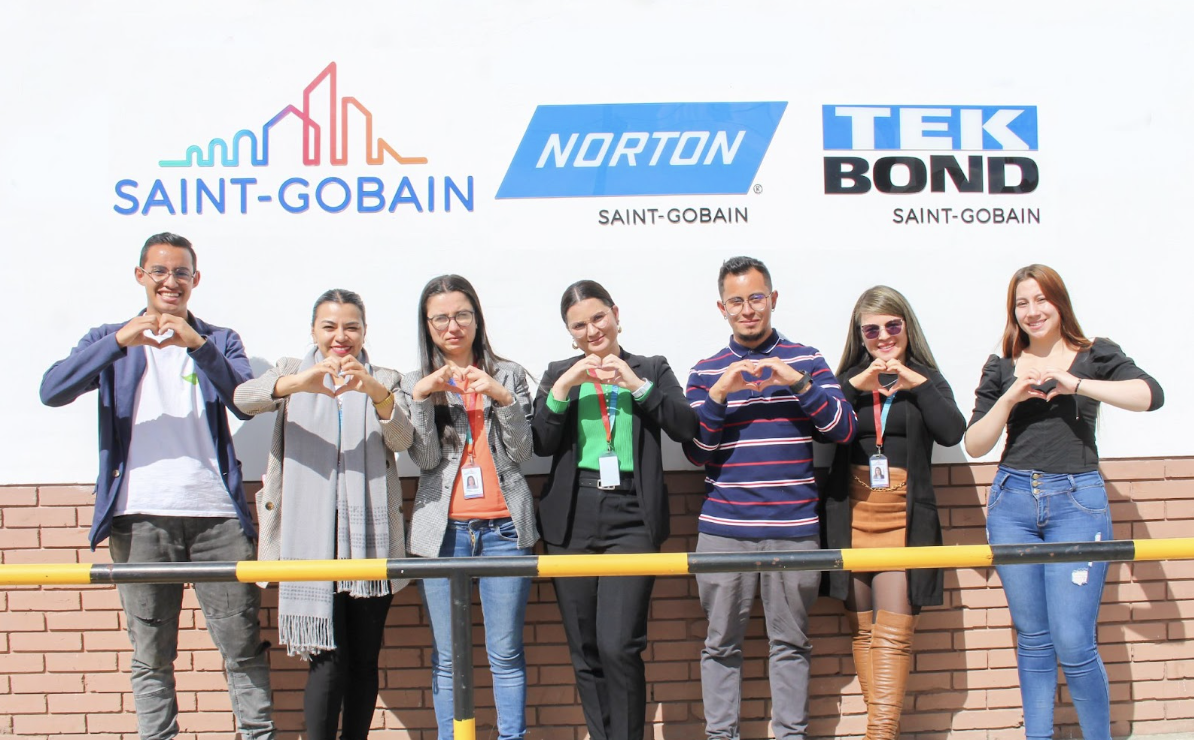 <!DOCTYPE html> <html lang="es"> <head> <meta charset="UTF-8"> <meta name="viewport" content="width=device-width, initial-scale=1.0"> <title>Mujeres en la Industria de la Construcción: El Progreso en Saint-Gobain México</title> </head> <body> <h1>Mujeres en la Industria de la Construcción: El Progreso en Saint-Gobain México</h1> <p>En Saint-Gobain, comprendemos que el cambio no es solo una palabra, es una acción. Estamos orgullosos de ser parte de una industria en la que la diversidad nos eligió y nos comprometemos a fomentar un ambiente donde cada paso que damos es un paso hacia la igualdad. En Ecuador, Colombia y México, estamos tomando acciones puntuales de inclusión para asegurar que todas las personas tengan las mismas oportunidades y estén representadas equitativamente en todos los niveles de nuestra organización.</p> <h2>Compromiso con la Igualdad y la Diversidad</h2> <p>La inclusión y la diversidad son pilares fundamentales de nuestra cultura empresarial. Entendemos que la sensibilidad es el primer paso hacia un cambio significativo, y nos enorgullece ver a mujeres en puestos directivos, liderando con el ejemplo y demostrando que es posible romper el techo de cristal en la industria de la construcción.</p> <h3>Meta de Contratación:</h3> <p>Para 2025, nuestra meta es que el 40% de las nuevas contrataciones sean mujeres, con el fin de construir el mejor equipo posible, diverso e inclusivo. Esta meta refleja nuestro compromiso con la igualdad de género y nuestra creencia en el valor que las mujeres aportan a nuestra empresa y a la industria en su conjunto.</p> <h3>Acciones en Ecuador, Colombia y México:</h3> <p>En México y Colombia, hemos implementado programas de mentoría y capacitación específicos para mujeres, con el objetivo de prepararlas para roles de liderazgo en la industria. En Colombia, estamos trabajando en colaboración con organizaciones locales para promover la educación y el desarrollo profesional de las mujeres en la construcción. En México, hemos lanzado iniciativas para mejorar el eq