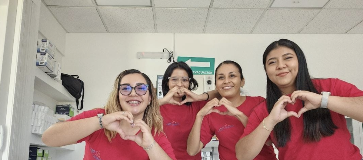 <!DOCTYPE html> <html lang="es"> <head> <meta charset="UTF-8"> <meta name="viewport" content="width=device-width, initial-scale=1.0"> <title>Mujeres en la Industria de la Construcción: El Progreso en Saint-Gobain México</title> </head> <body> <h1>Mujeres en la Industria de la Construcción: El Progreso en Saint-Gobain México</h1> <p>En Saint-Gobain, comprendemos que el cambio no es solo una palabra, es una acción. Estamos orgullosos de ser parte de una industria en la que la diversidad nos eligió y nos comprometemos a fomentar un ambiente donde cada paso que damos es un paso hacia la igualdad. En Ecuador, Colombia y México, estamos tomando acciones puntuales de inclusión para asegurar que todas las personas tengan las mismas oportunidades y estén representadas equitativamente en todos los niveles de nuestra organización.</p> <h2>Compromiso con la Igualdad y la Diversidad</h2> <p>La inclusión y la diversidad son pilares fundamentales de nuestra cultura empresarial. Entendemos que la sensibilidad es el primer paso hacia un cambio significativo, y nos enorgullece ver a mujeres en puestos directivos, liderando con el ejemplo y demostrando que es posible romper el techo de cristal en la industria de la construcción.</p> <h3>Meta de Contratación:</h3> <p>Para 2025, nuestra meta es que el 40% de las nuevas contrataciones sean mujeres, con el fin de construir el mejor equipo posible, diverso e inclusivo. Esta meta refleja nuestro compromiso con la igualdad de género y nuestra creencia en el valor que las mujeres aportan a nuestra empresa y a la industria en su conjunto.</p> <h3>Acciones en Ecuador, Colombia y México:</h3> <p>En México y Colombia, hemos implementado programas de mentoría y capacitación específicos para mujeres, con el objetivo de prepararlas para roles de liderazgo en la industria. En Colombia, estamos trabajando en colaboración con organizaciones locales para promover la educación y el desarrollo profesional de las mujeres en la construcción. En México, hemos lanzado iniciativas para mejorar el eq